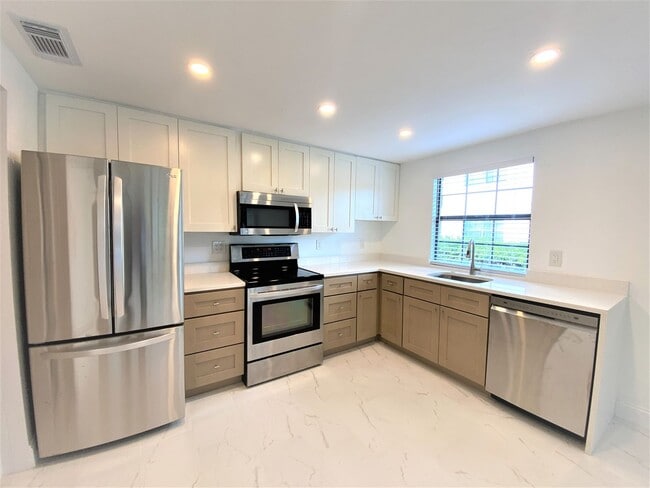 Building Photo - ** TREETOPS OF NAPLES ** 1 BED / 1 BATH **...