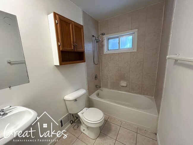 Building Photo - Charming 3 Bedroom 1.5 Bathroom now available for rent