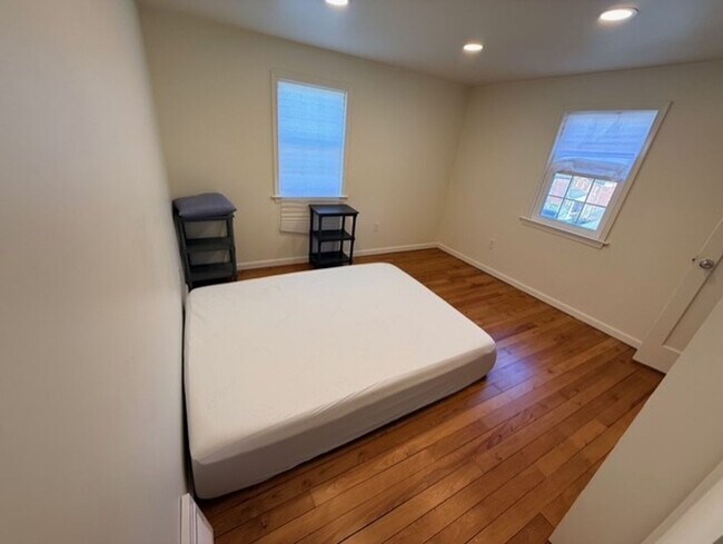 Building Photo - House on Centre Lane!