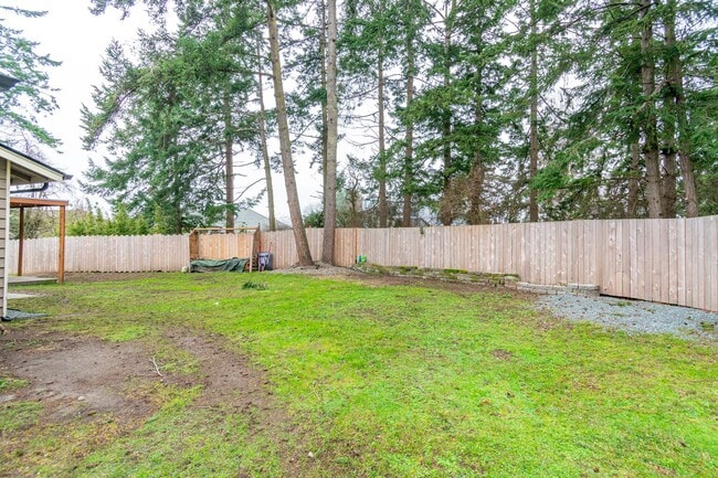 Building Photo - Spacious 3 Bedroom 2 Bath in desirable neighborhood