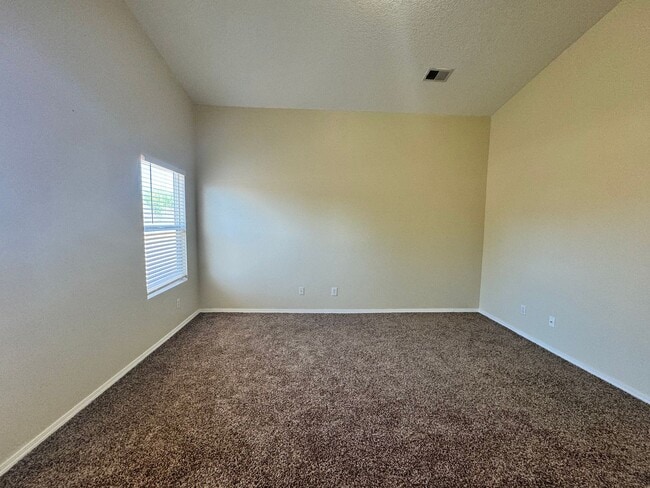 Building Photo - 3 bed 2 bath home in Huning Ranch