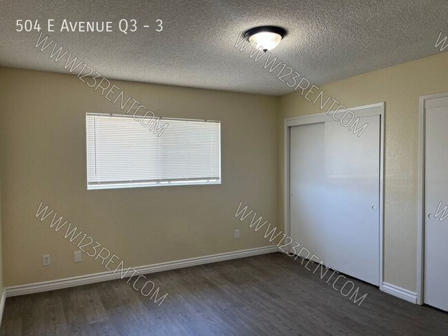 Building Photo - 504 E Ave Q3