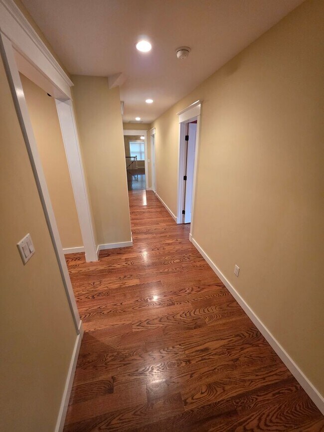 Building Photo - Luxurious 3-Bedroom Home in Poughquag, NY