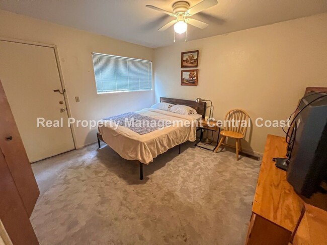 Building Photo - AVAILABLE AUGUST - Charming Cottage in Los...