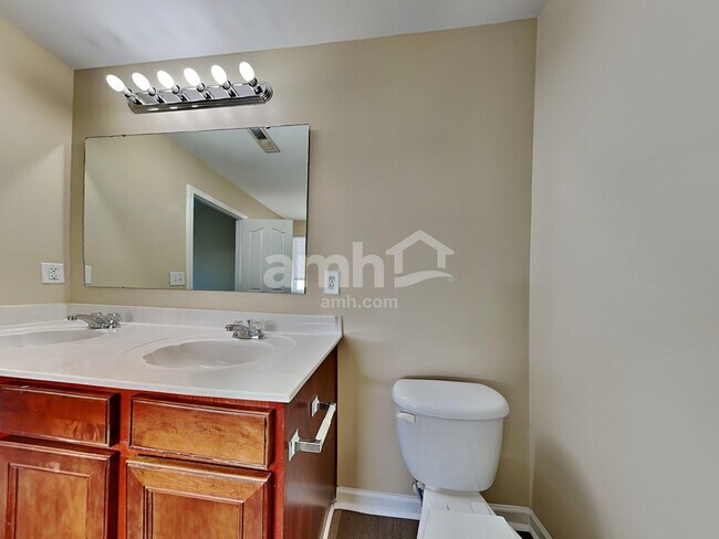 Building Photo - 533 Wrayhill Dr