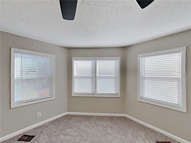 Building Photo - 411 River Point Dr