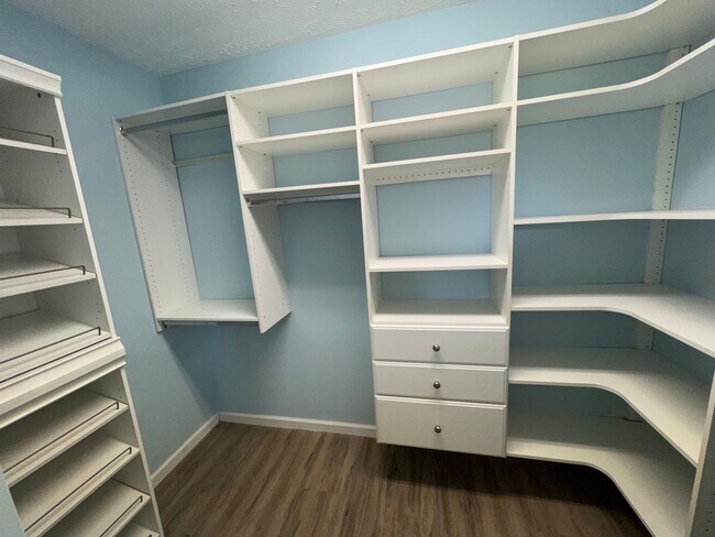 Building Photo - 583 Bucks Trail