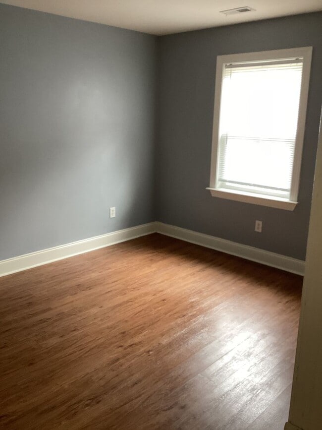 Building Photo - DOWNTOWN WILMINGTON - 2 BD/1 BA - 2 blocks...