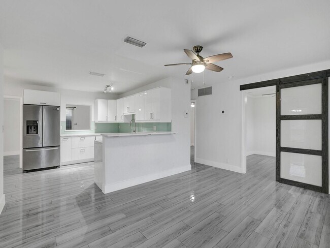 Building Photo - Gorgeous New 3 bedroom 2  bath - one Story home in Oakland Park