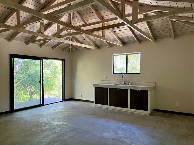 Building Photo - 21273 Entrada Rd