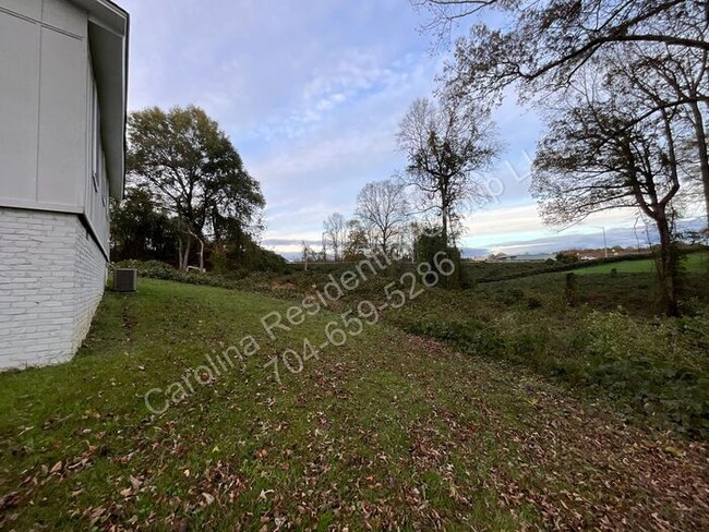 Building Photo - 908 Hill Terrace