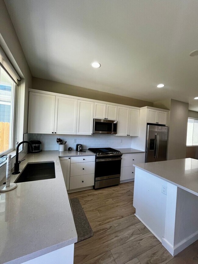 Building Photo - Modern 3-Bedroom Home Close to Gallatin Co...