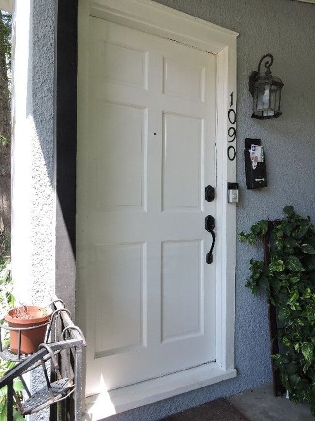 Building Photo - Fantastic 1/2 of Duplex in Desirable Garde...