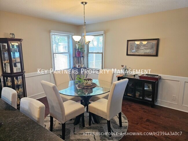 Building Photo - 620 N Sunset Dr