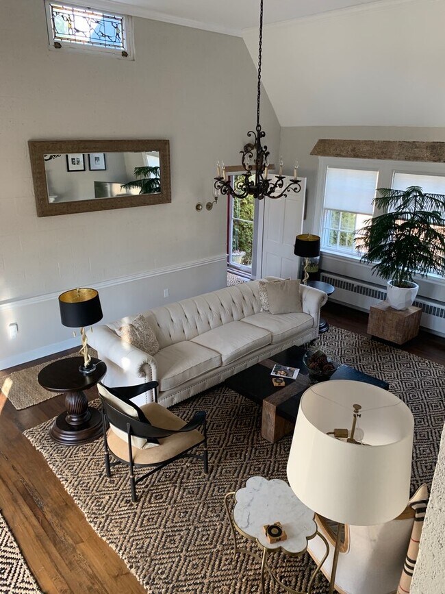 Building Photo - 9 Red Cross Ter