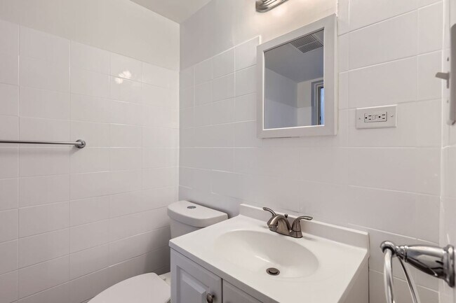 Building Photo - Fully Updated 2-Bed 1 Bath Garden Level Un...