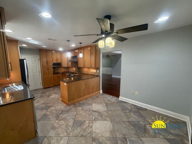 Building Photo - Spacious 5-Bedroom Home with Heated Pool & Hot Tub in Niceville!