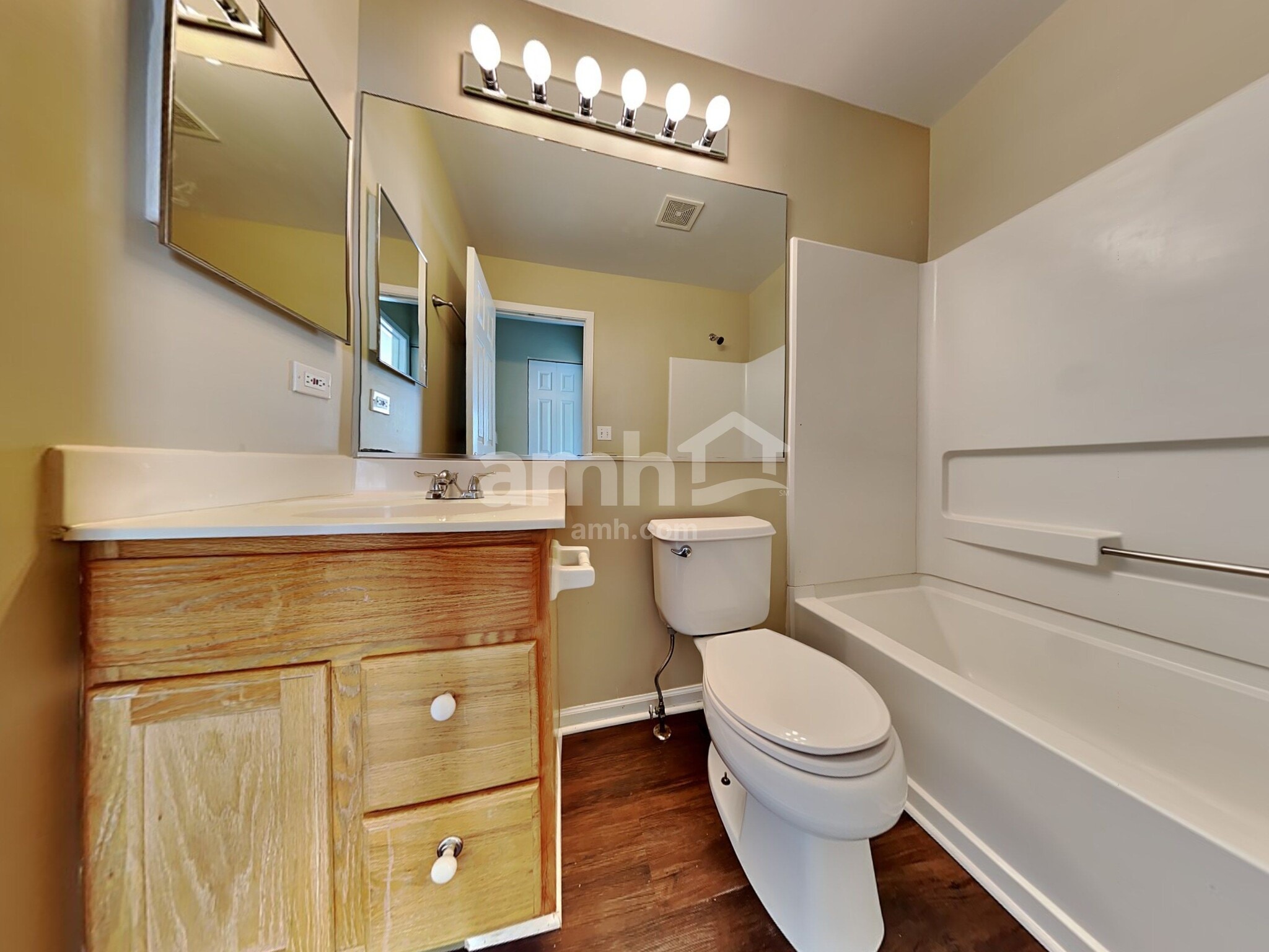 Building Photo - 2123 Red Oak Dr