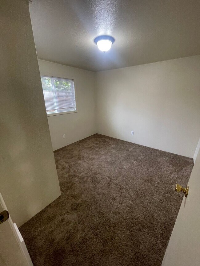 Building Photo - Do not miss this cozy 2 bedroom Lebanon Apartment!