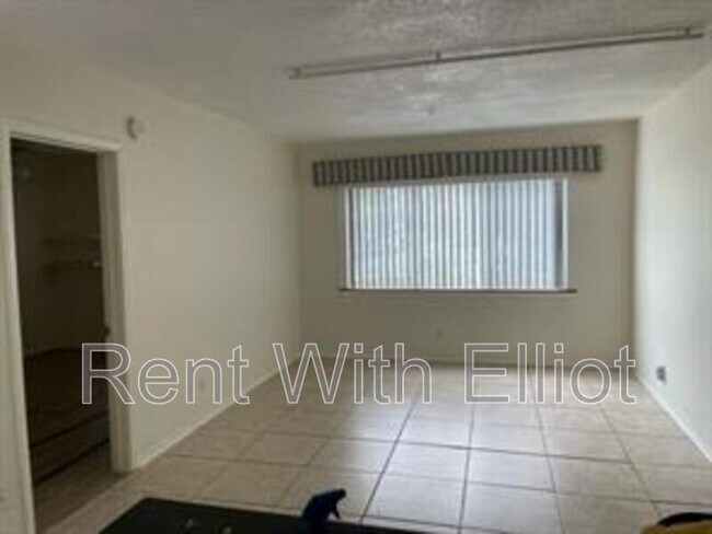 Building Photo - 1001 SE 16th St