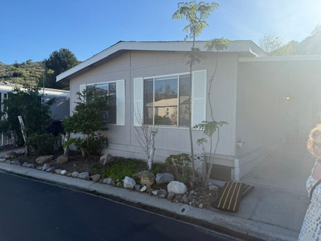 Building Photo - Charming 2BD/2BA Home in Sought-After Camarillo Springs Community!