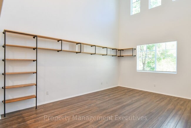 Building Photo - Beautiful 4 Bed, 3.5 Bath Townhouse