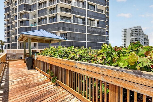 Building Photo - 9650 S Ocean Dr
