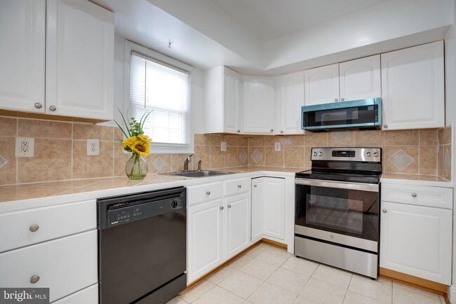 Building Photo - 9414 Packard Way