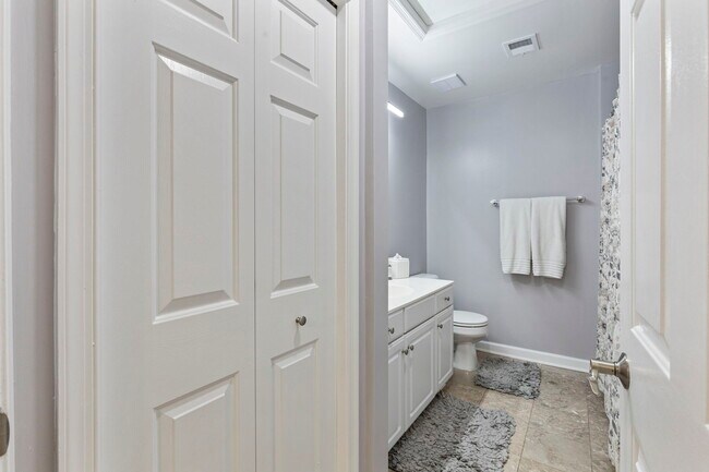 Building Photo - 2025 N Buchanan Ct