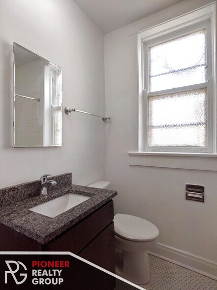 Building Photo - 4912 N Hoyne Ave