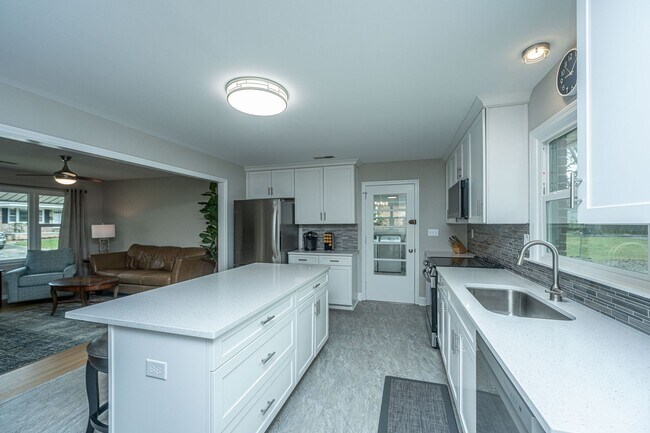 Building Photo - Charming Hanahan Ranch with Hardwood Floor...