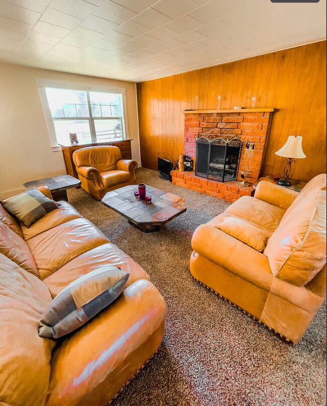 Building Photo - Historic Farmhouse in Crooked River Ranch Available!