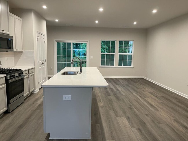 Building Photo - Room in Duplex on Romeria Dr