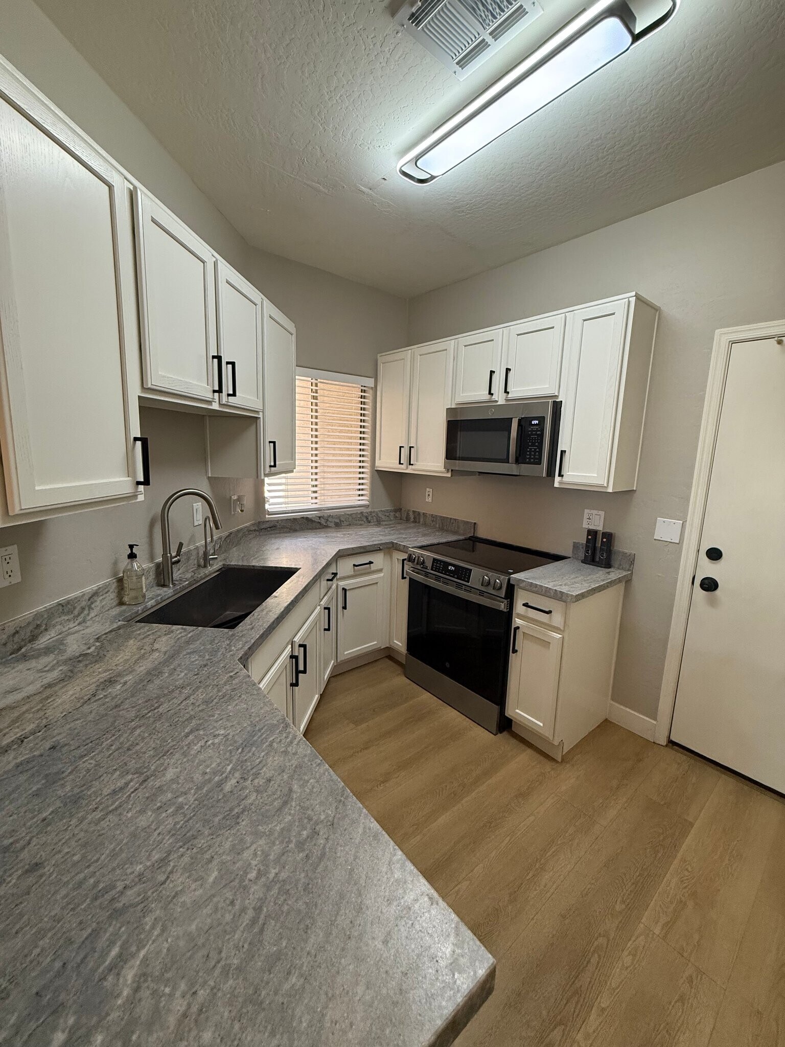 Building Photo - 1015 S Val Vista Dr