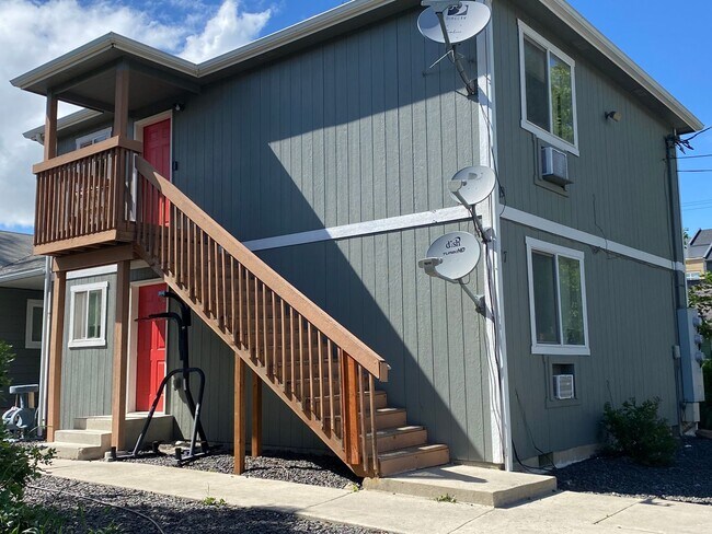 Building Photo - On Campus! Cheney 2 bedroom 1 bath duplex Available July 10th!