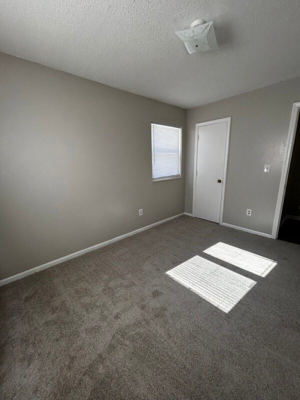 Building Photo - 1411 W Maple Ave