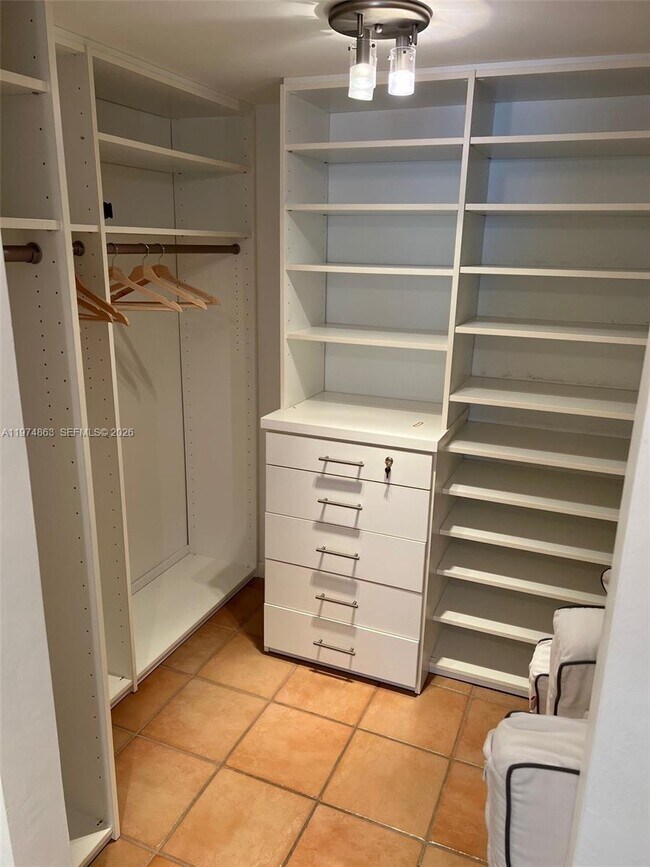 Building Photo - 2025 Brickell Ave