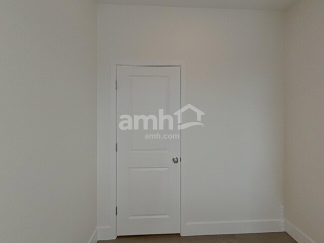 Building Photo - 889 English Primrose St
