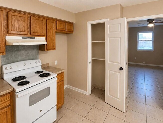 Building Photo - 3508 Pakenham Dr