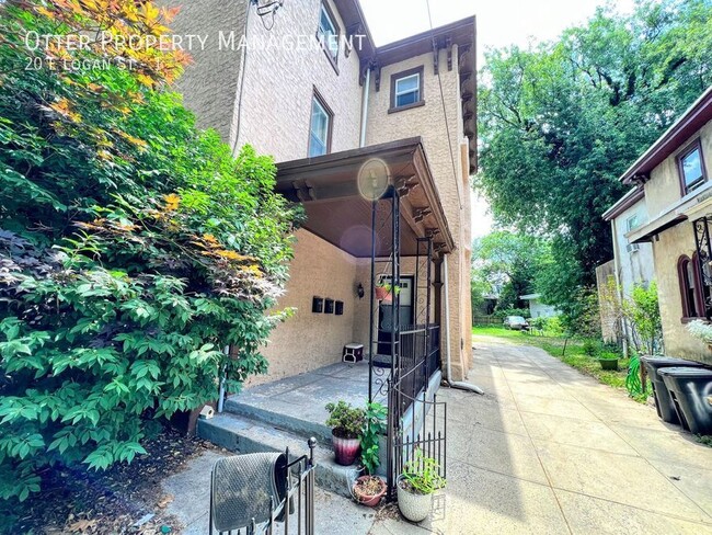 Building Photo - Large 2BR/1BA Apartment with Dedicated Par...