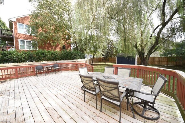 Building Photo - 1549 River Creek Crescent