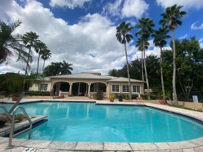 Building Photo - 1600 Crestwood Ct S