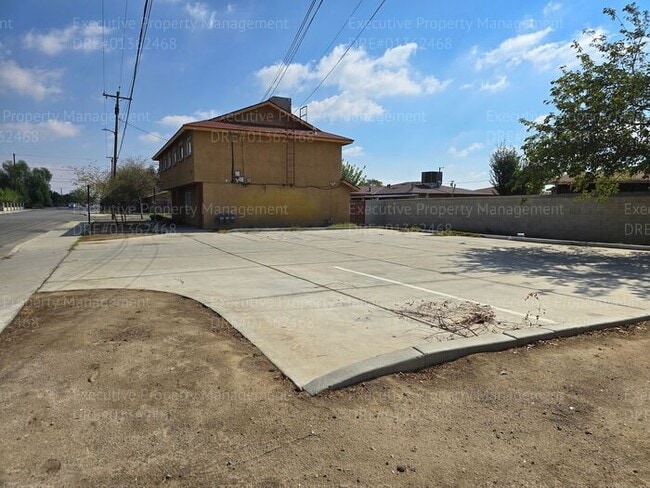 Building Photo - Spacious 3 bedroom, 2.5 bathroom townhome....
