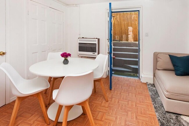 Building Photo - 1 Saddlewood Ct