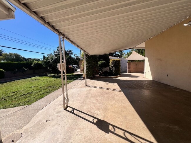 Building Photo - Large and Newly Remodeled Home Available i...