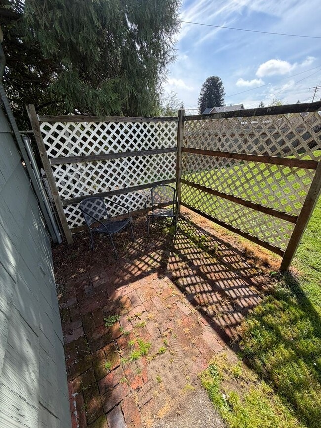 Building Photo - Charming 3 Bedroom with a Large Fenced Yard!