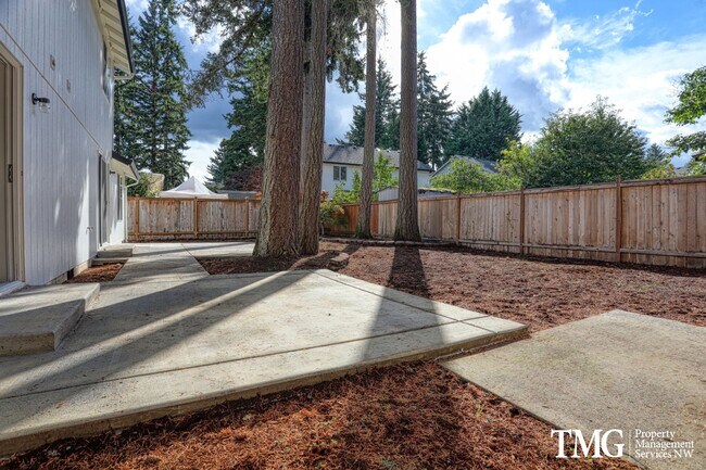 Building Photo - **MI Special: Feb Rent Free!!** 4 Bed 2.5 Bath Home Near Parks, Shopping, and Dining. Main Level ...