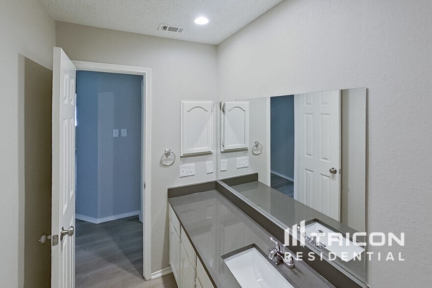 Building Photo - 1253 Essex Dr