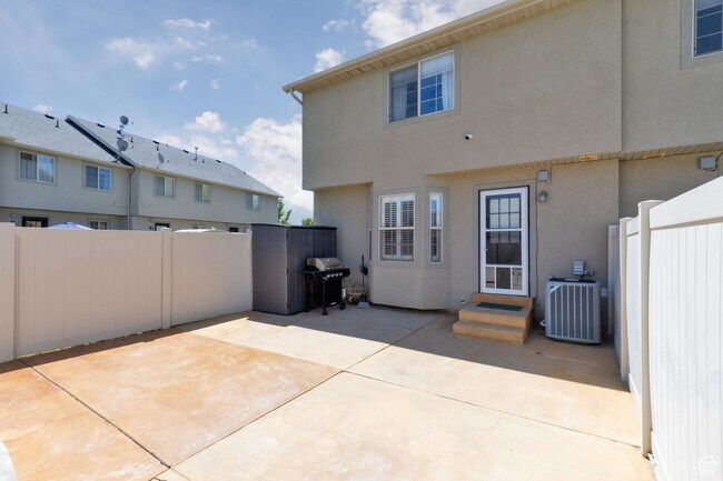 Building Photo - Springville Townhome