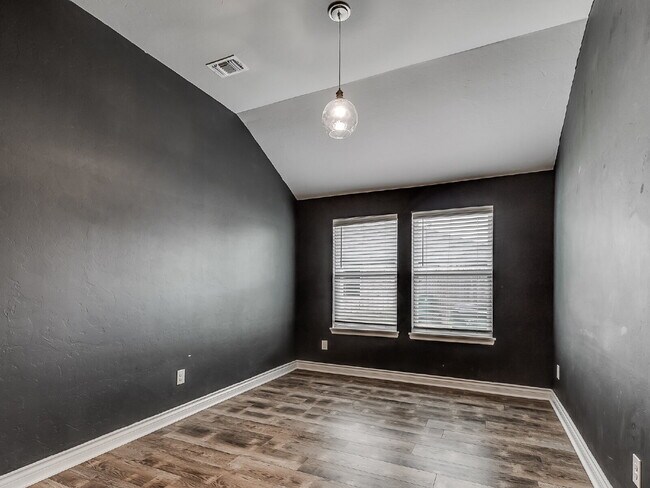 Building Photo - Modern Home on Large Lot!